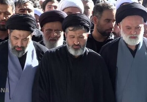 کسانی که در صف اول نماز رهبر شهید حاضر بودند